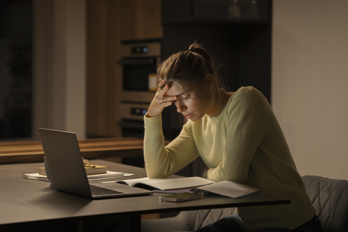    При синдроме самозванца человек испытывает мучительное ощущение того, что он находится не на своем месте и недостоин собственных достижений.