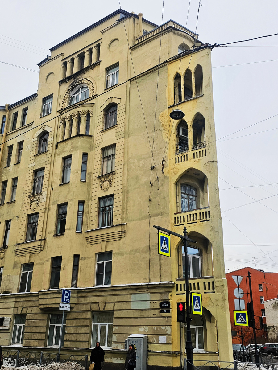 Дом сразу привлекает внимание своим остроугольным балконом. Фото: Парадная гостья