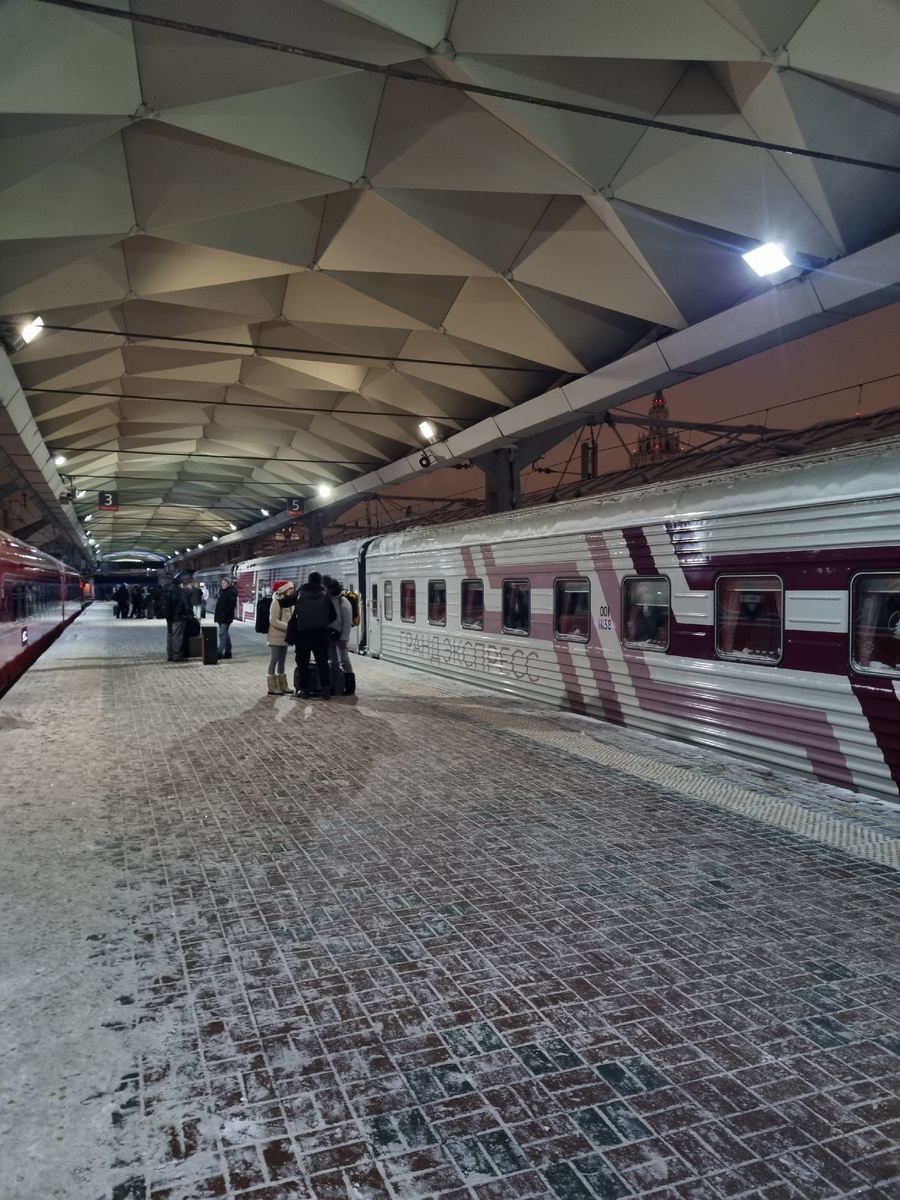 Пассажиры на Ленинградском вокзале