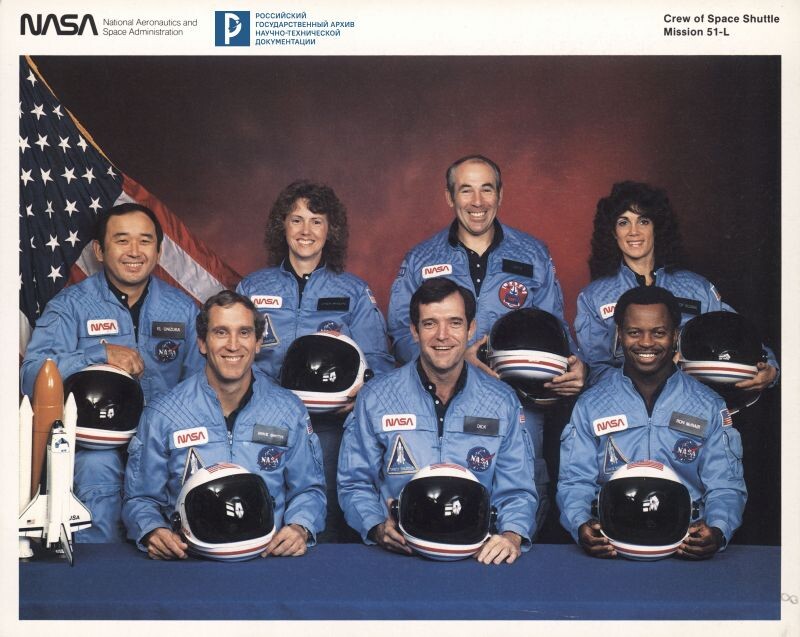 Экипаж «Челленджера» STS-51L: сидят (слева направо) – М. Смит, Ф. Скоби, Р. МакНейр, стоят – Э. Онизука, К. МакОлифф, Г. Джарвис и Дж. Резник. 1986. РГАНТД. Ф. 211. Оп. 18-10. Д. 160. Л. 1