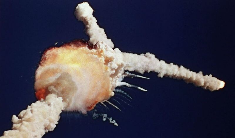 Момент взрыва топливного бака «Челленджера» STS-51L. 28.01.1986. Фото из свободных источников.