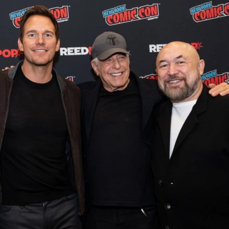 Актер Крис Пратт, продюсер Чарльз Ровен, режиссер Тимур Бекмамбетов (слева направо) на фотосессии съемочной группы фильма "Казнить нельзя помиловать"📷
