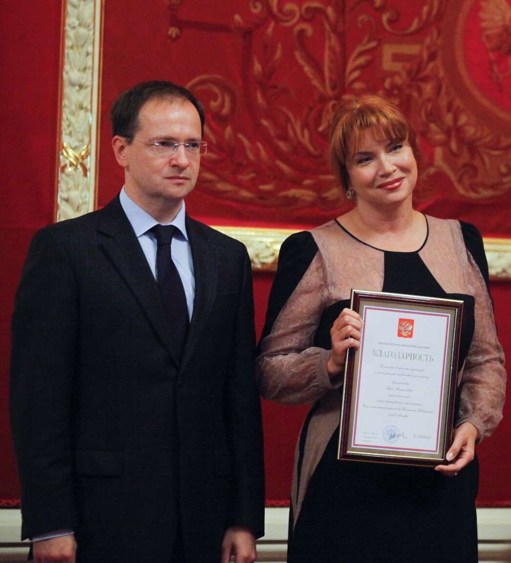     Вера Сотников получила награду из рук Владимира Мединского. Фото: Наталья Губернаторова