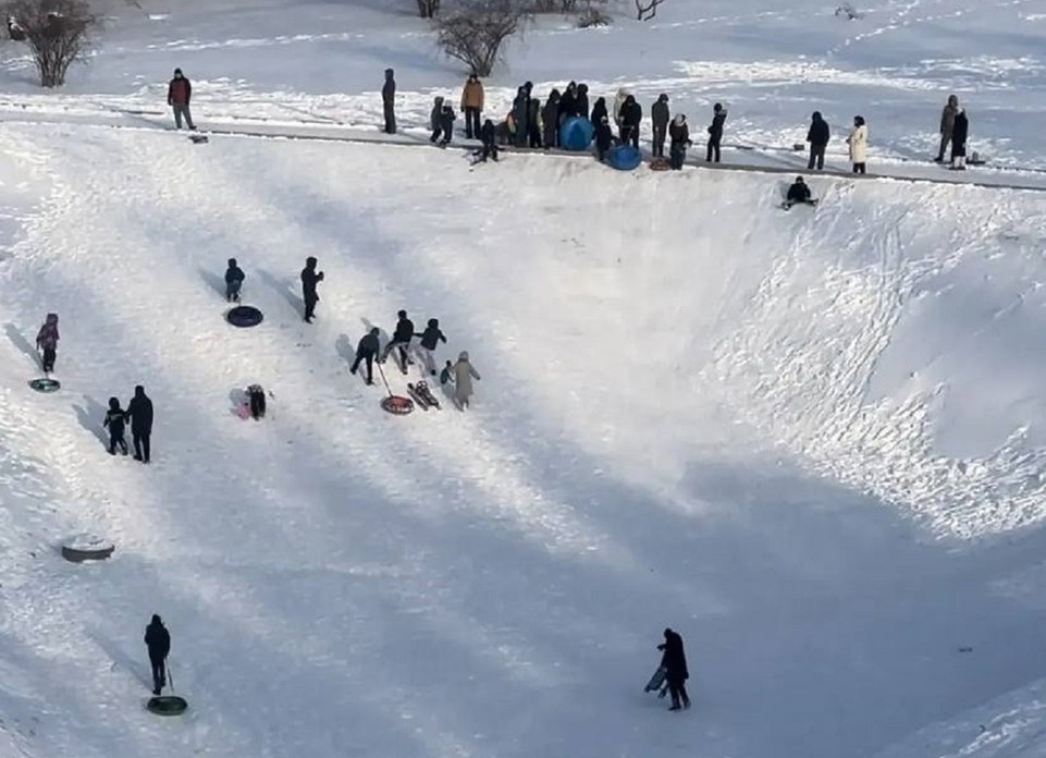    Многие ростовчане склоны мемориального комплекса используют для катания на санках. Фото: ТГ-канал Александра Скрябина.