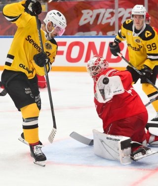    Форвард Кирилл Пилипенко (слева) теперь будет забивать за омский "Авангард". / Фото: РИА Новости