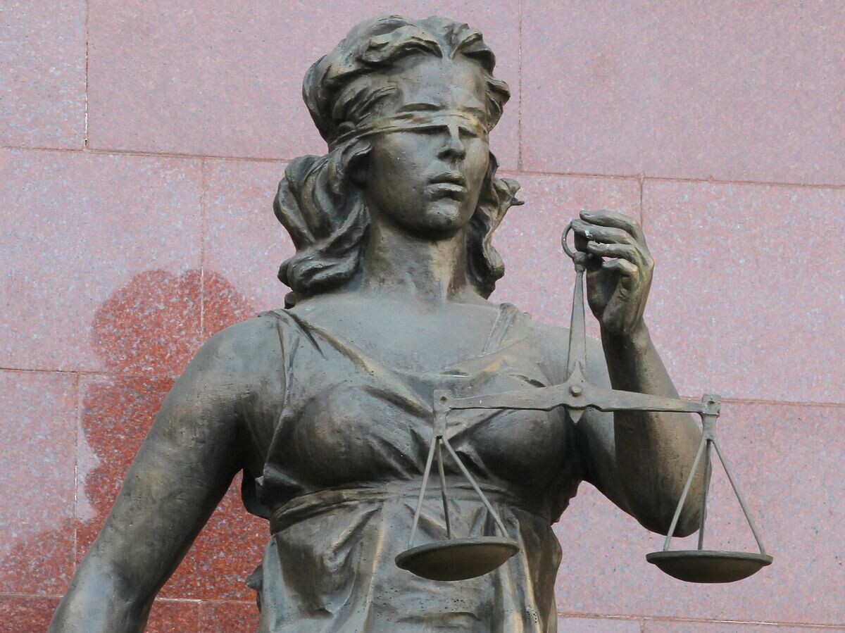    Статуя богини Фемиды у здания Одинцовского городского суда | © РИА Новости / Мария Девахина
