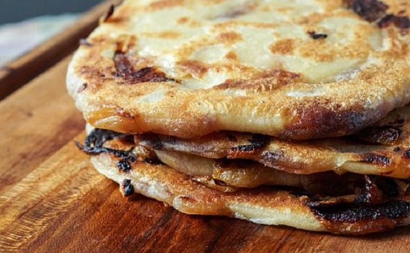 Луковые лепёшки по-турецки: как приготовить дома пышную альтернативу хлебу за 20 минут