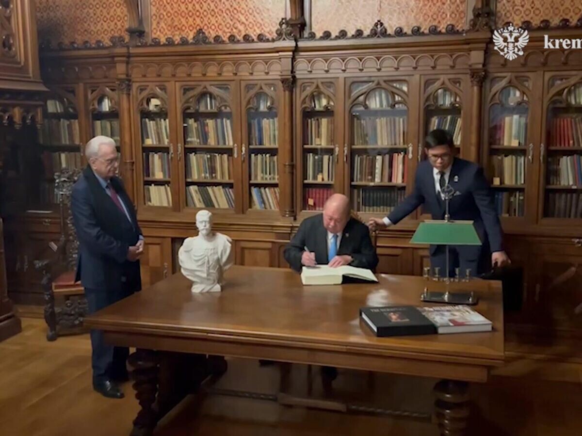    Король Малайзии оставил запись в книге почётных гостей Эрмитажа | © Пул