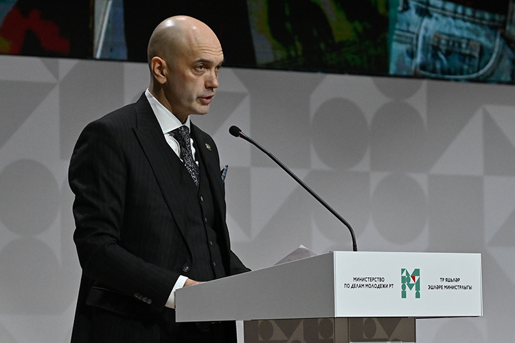    Подводя итоги года, в числе первоочередных достижений Кадыров назвал завершение первого этапа ремонта молодежного центра на базе ДК химиков.   
Фото:  gossov.tatarstan.ru