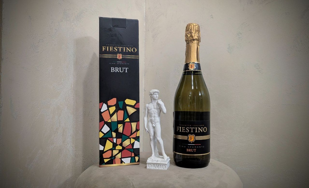 Итальянское игристое Fiestino Brut в подарочной упаковке