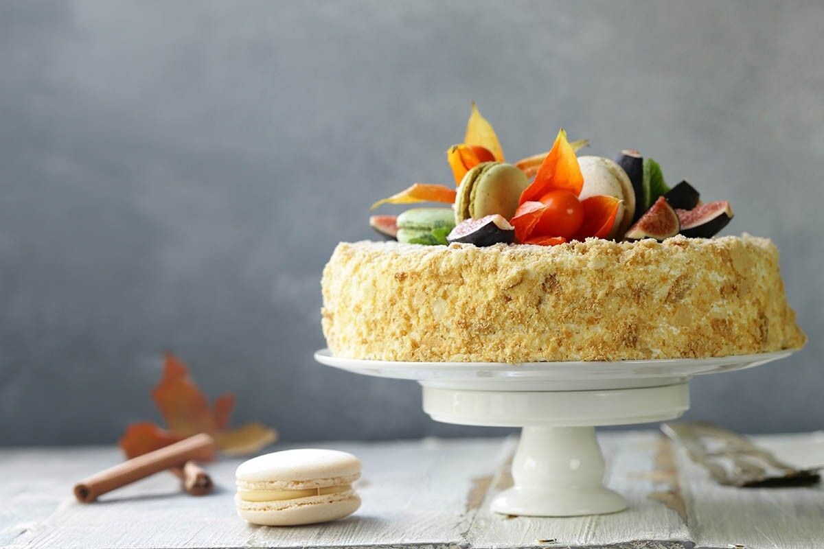 «Наполеон» — один из самых любимых праздничных десертов в русской кухне. Источник: Dream79 / Shutterstock / FOTODOM📷
