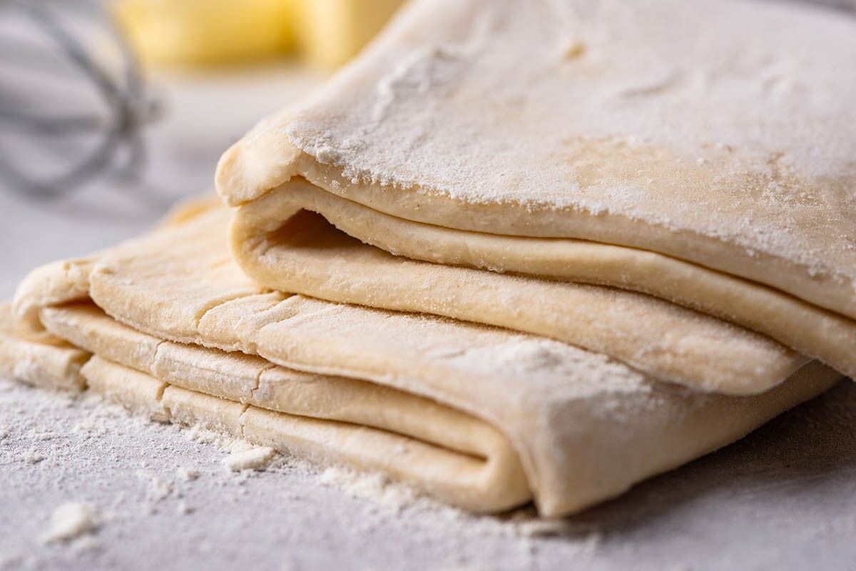 Готовят слоеное тесто из холодных продуктов и очень быстро. Источник: Yulia Furman / Shutterstock / FOTODOM📷
