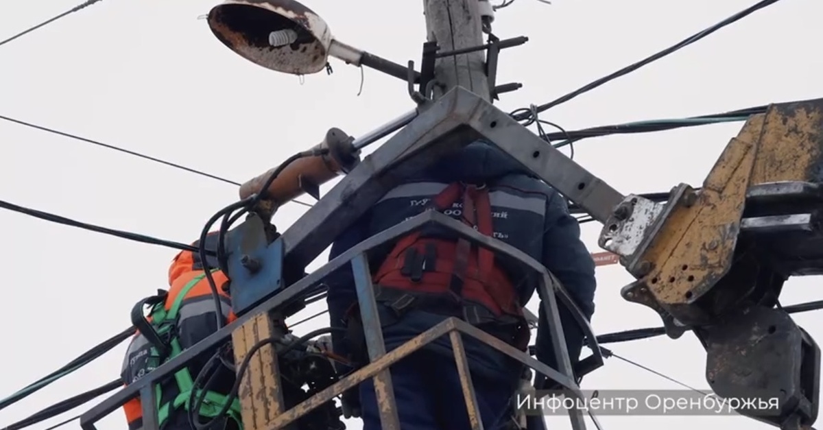    Из‑за перебоев с электричеством в СНТ «Карачи» под Оренбургом прокуратура внесла представления директору сетей и главе района