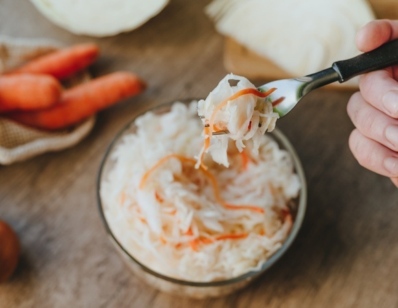 Сделала вечером — ем утром: маринованная капуста всегда получается пряной и хрустящей, в отличие от квашеной