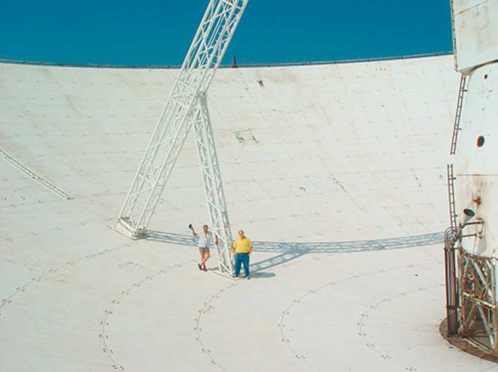    Участники программы «общения» с внеземным разумом в чаше 70-метрового телескопа в Евпатории. Фото: представлено А. Зайцевым.
