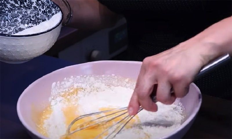 Медовик без раскатки: нежный домашний торт за полчаса