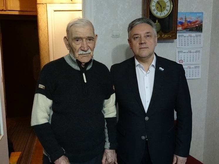     Почетному гражданину Великого Новгорода Василию Сучкову исполнилось 102 года. фото: пресс-служба Думы Великого Новгорода