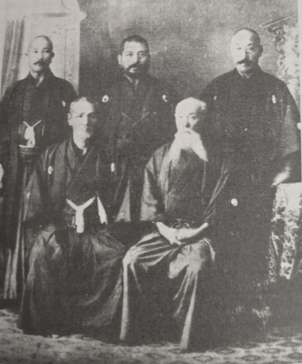 Старшие члены комитета по разработке Дай-Ниппон Тейкоку Кендо Ката (ныне Всеяпонские Кендо Ката). В первом ряду справ налево: Негиси Сингоро, Цудзи Симпей. Задний ряд справа налево: Монна Тадаси, Наито Такабару, Такано Сасабуро.