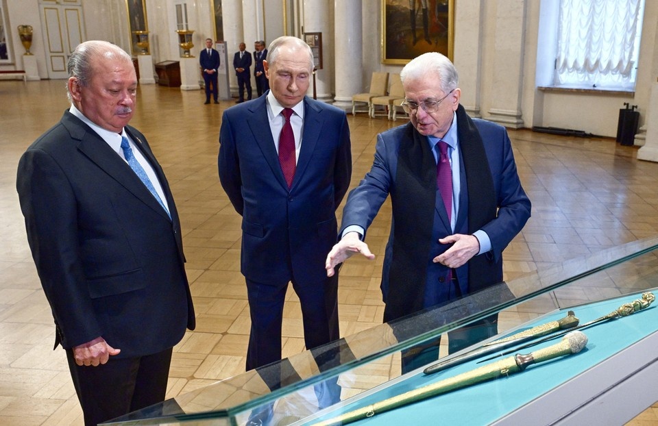    Верховный правитель Малайзии оставил запись в книге почетных гостей Эрмитажа REUTERS