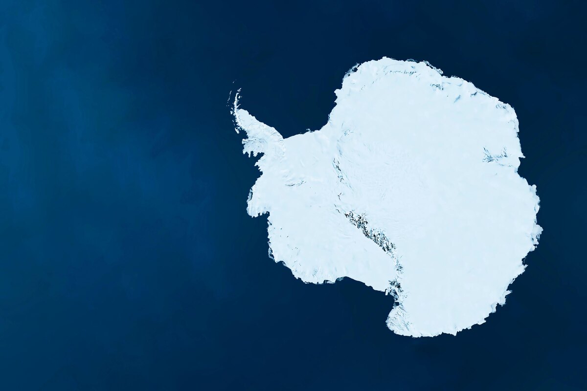     Чем Антарктика отличается от Антарктиды?