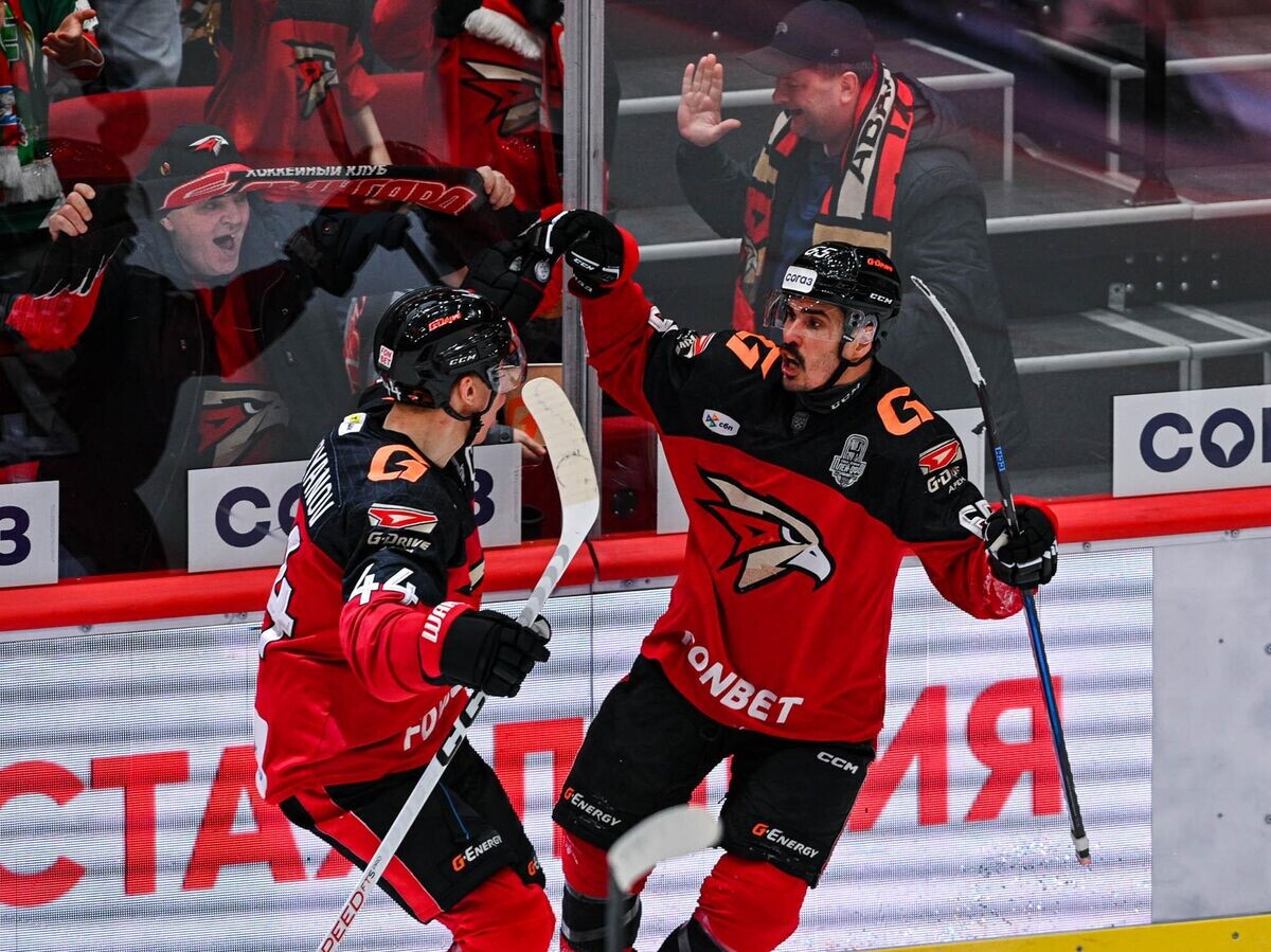    Хоккеисты "Авангарда" Дамир Шарипзянов и Наиль Якупов | © Фото : Пресс-служба ХК "Авангард"