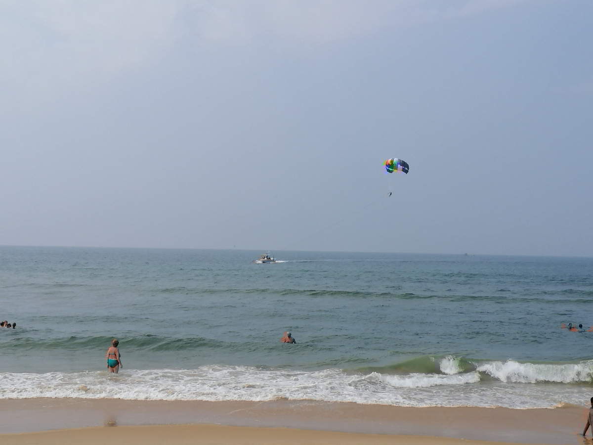 Пляж Кандолим 26.01.2026 - волны есть, но купаться можно!