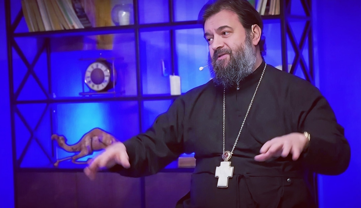 Андрей Ткачёв — протоиерей, настоятель Храма Троицы Живоначальной в Хохлах, писатель, телеведущий, блогер, миссионер.