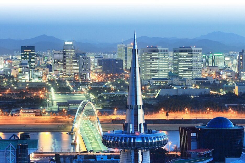 В 1905 году здесь был просто ж/д вокзал, в 2025 - уже город на 1,5 млн человек