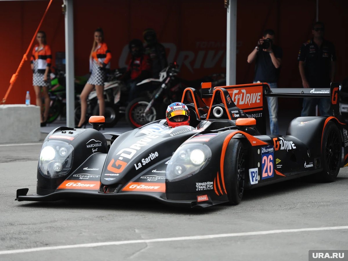     Шумахер не ходит самостоятельно, но его катают по дому сиделки