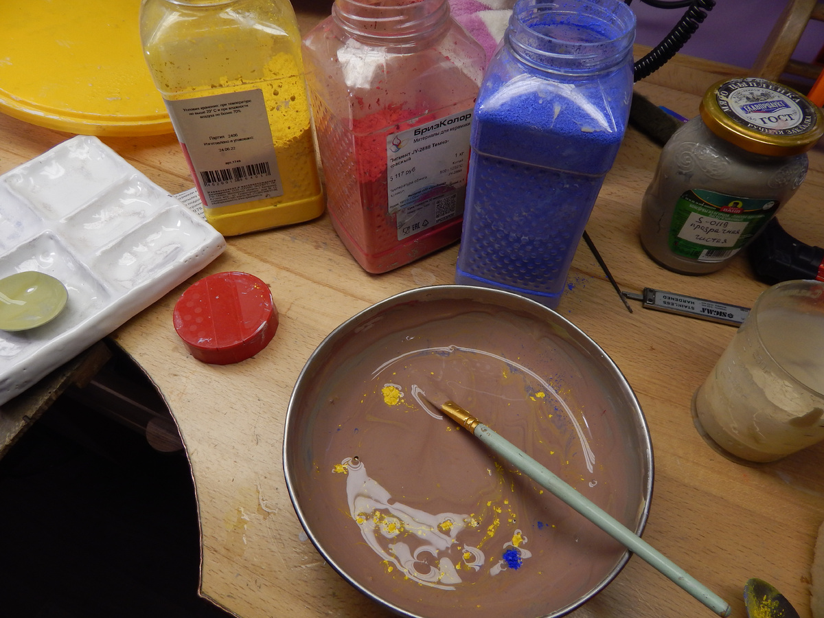 Замешиваю цвет для скульптуры. Для телесного цвета смешивается белый, желтый, красный и синий.