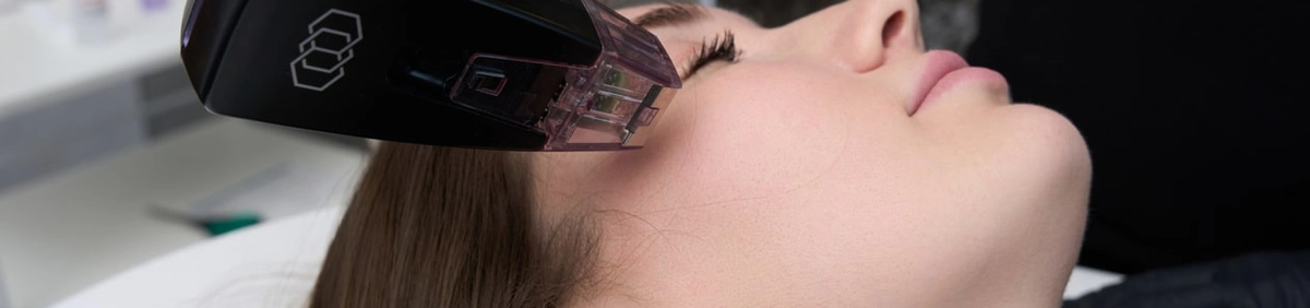 Morpheus 8 — микроигольчатый RF-лифтинг, который сочетает микропроколы и радиочастотную энергию, чтобы подтянуть ткани и улучшить плотность кожи при правильных показаниях.