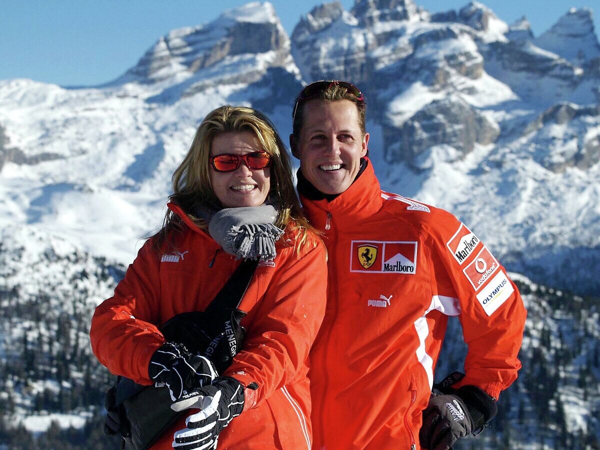    Немецкий автогонщик Михаэль Шумахер с женой Коринной | © AP Photo / Ferrari Media