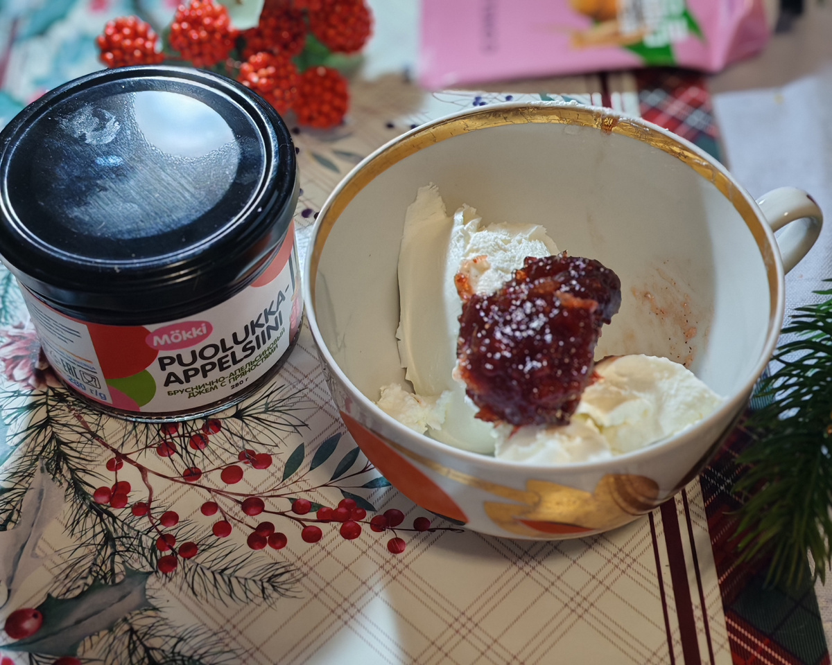 В банке бруснично-апельсиновое варенье. Даром что подписано нерускими буквами. Сделано у нас во Всеволожске. Было подарено вместе со шведским печеньем на Новый год и благополучно забыто 😄