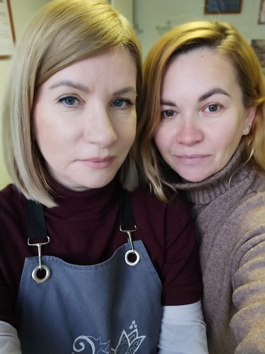 С сестрой у меня на работе