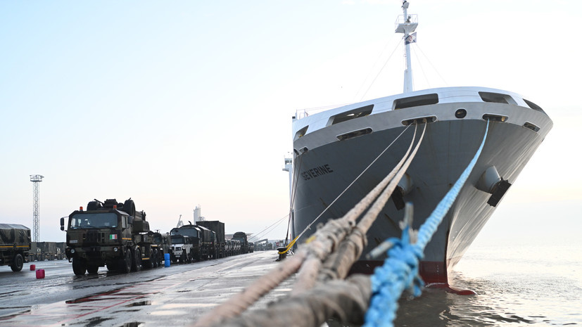     Крупнейшие учения НАТО по развёртыванию войск: Steadfast Dart, 15 января 2026 года, Нижняя Саксония, Эмден: Итальянские солдаты прибывают в порт со своим снаряжением и техникой Legion-Media Lars Penning/dpa