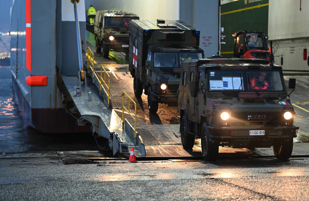     Итальянские солдаты прибывают с техникой и снаряжением в морской порт Эмден. Эмден, Нижняя Саксония / Legion-Media