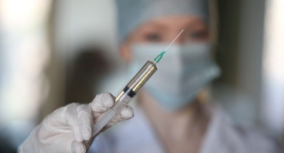    Врач делает укол / Медиасток.рф