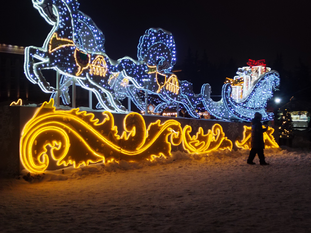 Силуэт Юрика на фоне саней Деда Мороза