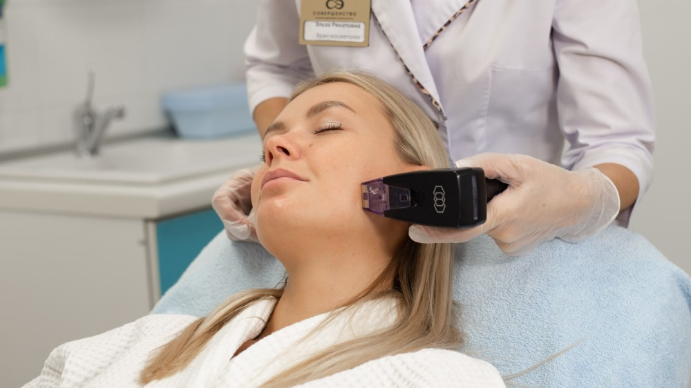 Morpheus 8 подходит тем, кто хочет более серьёзный результат — уплотнение кожи, улучшение рельефа и более собранные контуры при правильных показаниях.