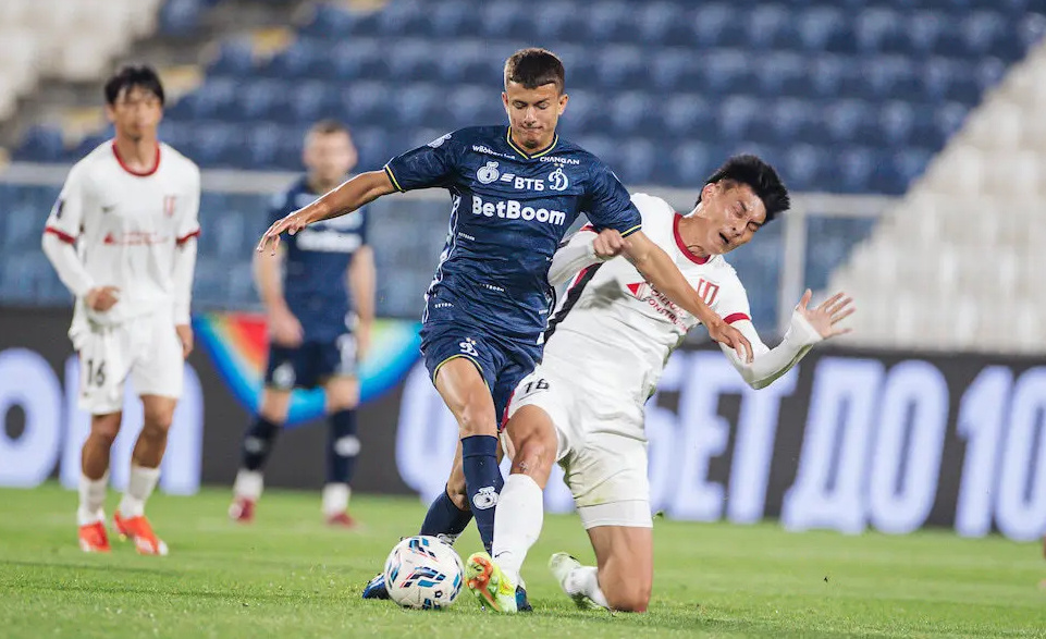    Полузащитник «Динамо» Виктор Окишор в матче с «Чэнду».ФК «Динамо»