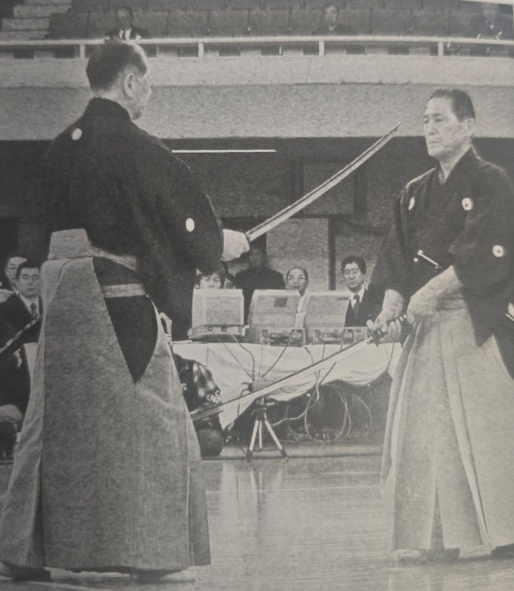 Момент расплаты в санбон-ме, продемонстрированный Иноуэ Ханси слева и Окудзоно Ханси в роли Учитачи.