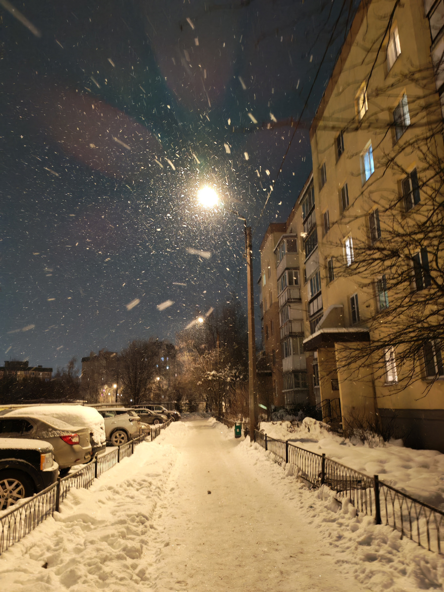 По дороге домой, пушистый снег красиво кружил. Пыталась запечатлеть) 