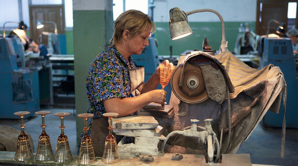 Работница Гусевского завода за работой