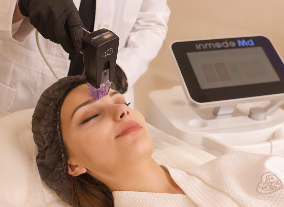 Morpheus 8 даёт естественное уплотнение кожи и более чёткие контуры, а результат нарастает постепенно по мере ремоделирования тканей.