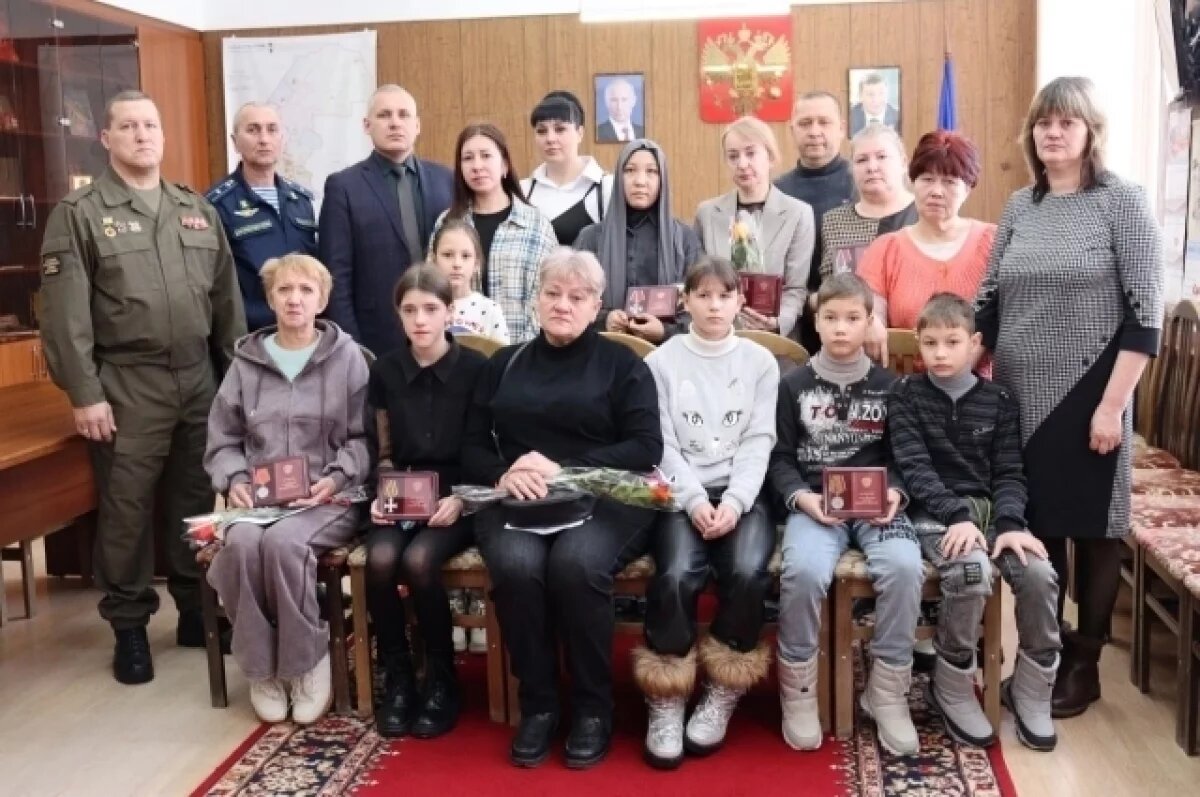    Посмертные награды бойцов СВО вручили их семьям в Среднеахтубинском районе