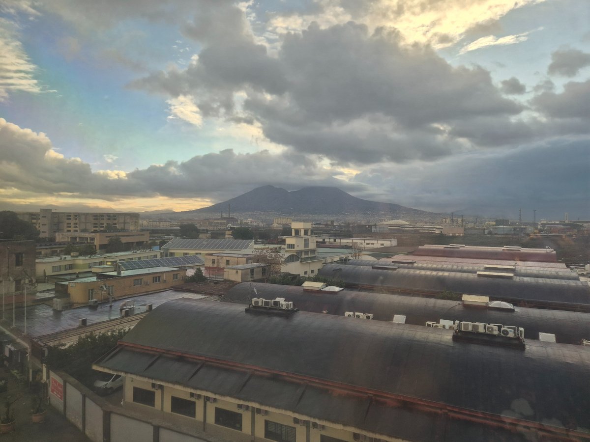 Везувий с утра. Из окна номера в отеле Gold Tower, Неаполь