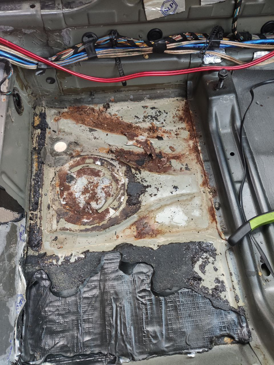 Дальше было решено взорвать салон, убрав тонну вибры и шумоизоляции. Единственным правильным решением было её снять, и как видите, не зря. Вместо того, чтобы купить новую заглушку, решили залепить отверстие виброй, естественно, туда начала попадать вода и гнить всё вокруг.