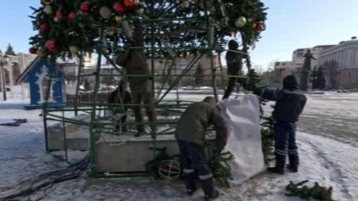    Сегодня в Курске начали убирать новогодние инсталляции