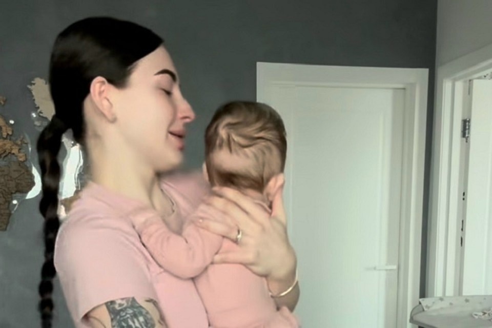    Александру задержали для проверки документов. Фото: соцсети Александры Коцкой