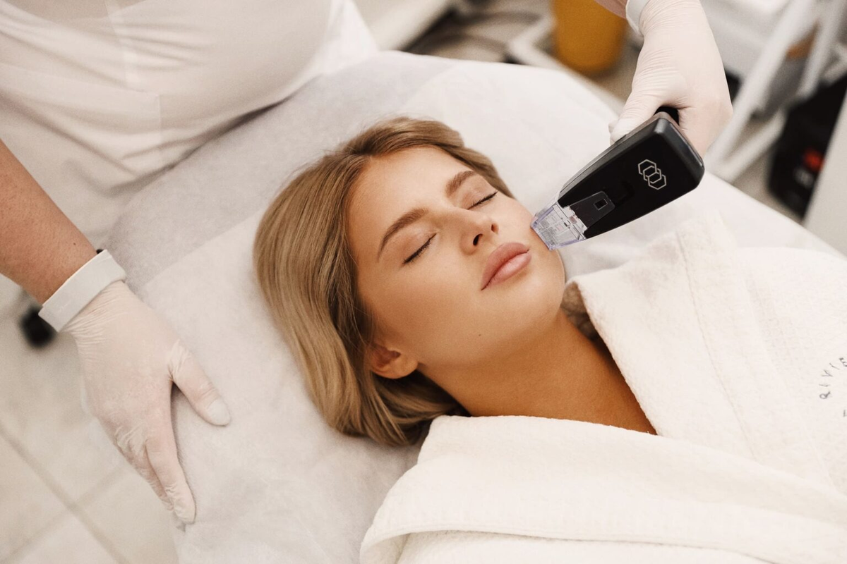 Morpheus 8 чаще работает как часть программы: он уплотняет кожу и выравнивает рельеф, но не заменяет филлеры, ботокс или фототерапию по тону кожи.